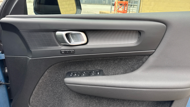 Volvo XC40 2.0 B3P Plus Dark 5dr Auto Petrol Estate